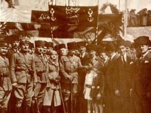 17 Mart 1923 Atatürk Mersin’de kendsini karşılayanlar arasında gördüğü çocukları severken 