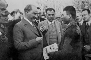 25 Mayıs 1933 Cumhurbaşkanı Gazi Mustafa Kemal, Orman Çiftliği'nde bir gençle konuşuyor