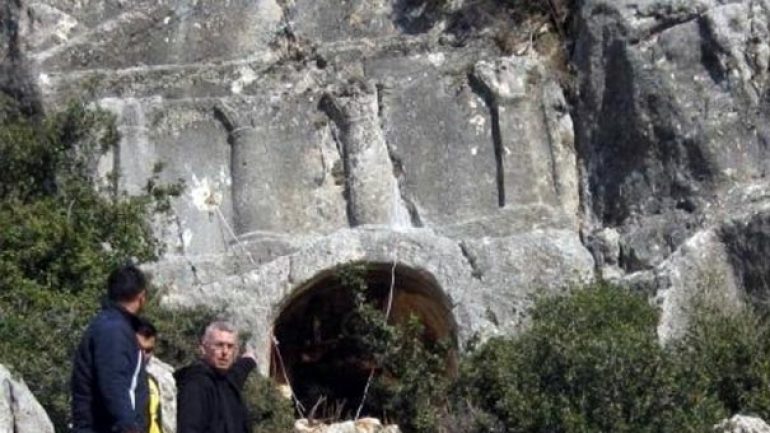 Defineciler 12 bin yıllık kaya mezarı dinamitle patlattılar