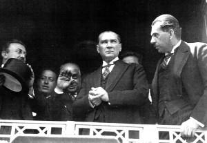 1 Temmuz 1927 Atatürk, İzmir İstasyonu'nda Kazım Özalp ile 